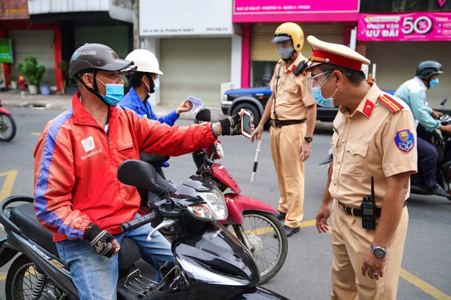 Cảnh sát giao thông mặc thường phục có được  bắt xe không?