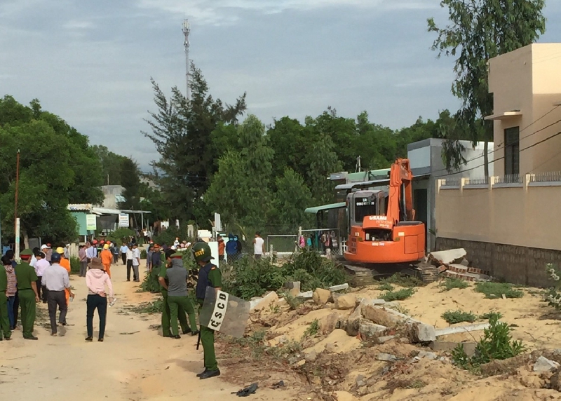 khởi kiện tranh chấp đất liền kề