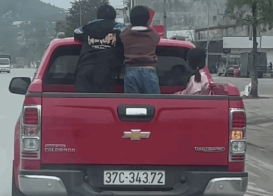 Chở người trên thùng xe